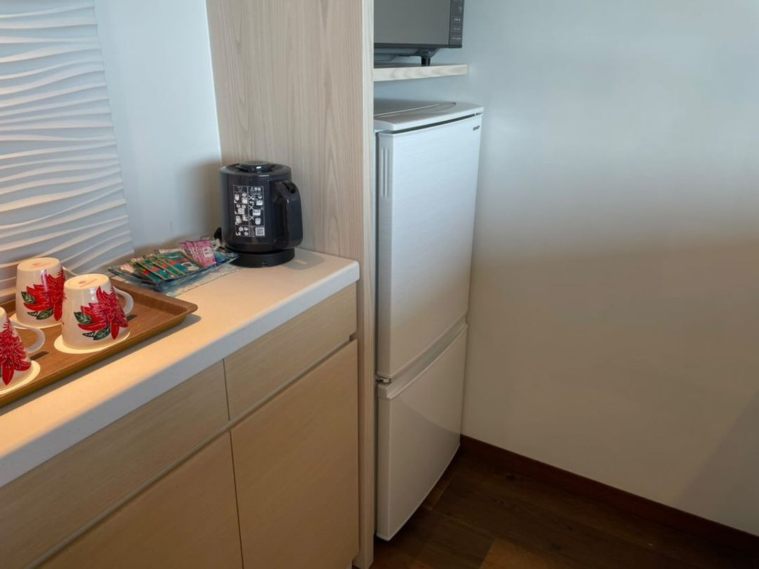 お部屋のキッチンには、冷蔵庫、電気ケトル、電子レンジ、食器類も揃う / 4