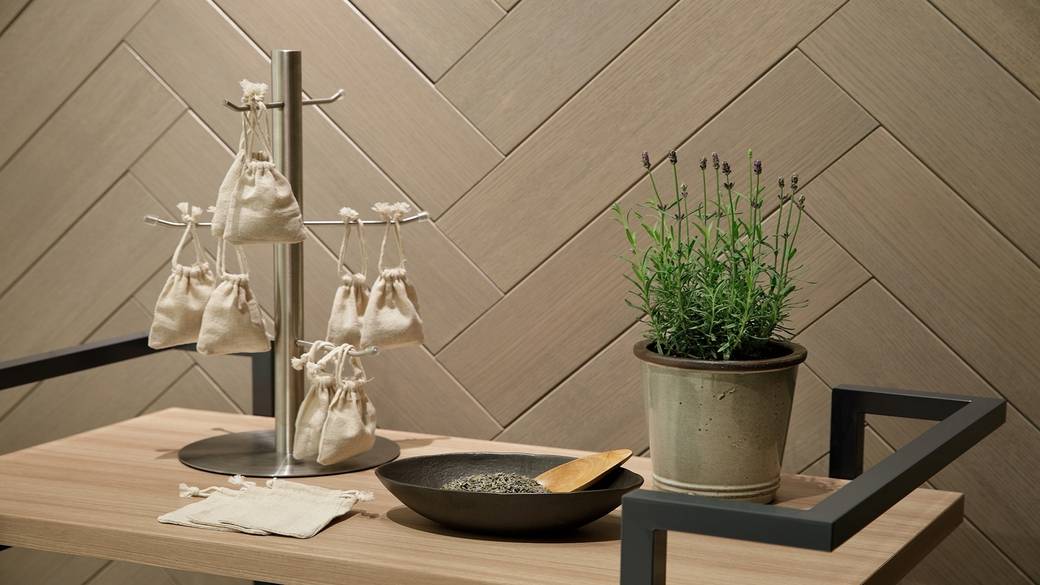 ラベンダーの香りに包まれ
心地よいまどろみの中へ / 1