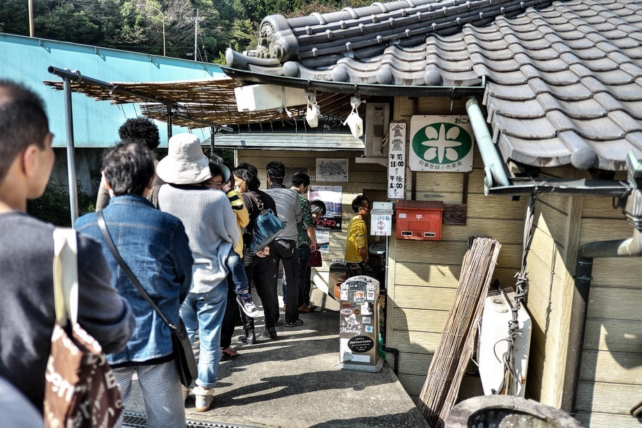 「谷川米穀店」外観 901200 この日は10時45分頃開店。うどんの列は並んでも速い。