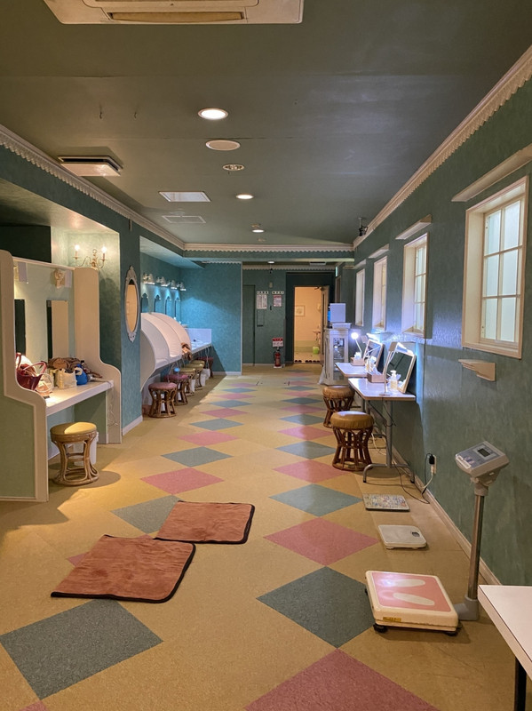 地下のパウダールームエリア、広すぎる