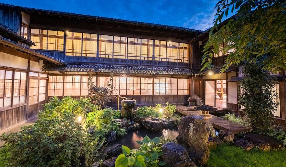 中庭 夜の雰囲気 / 3