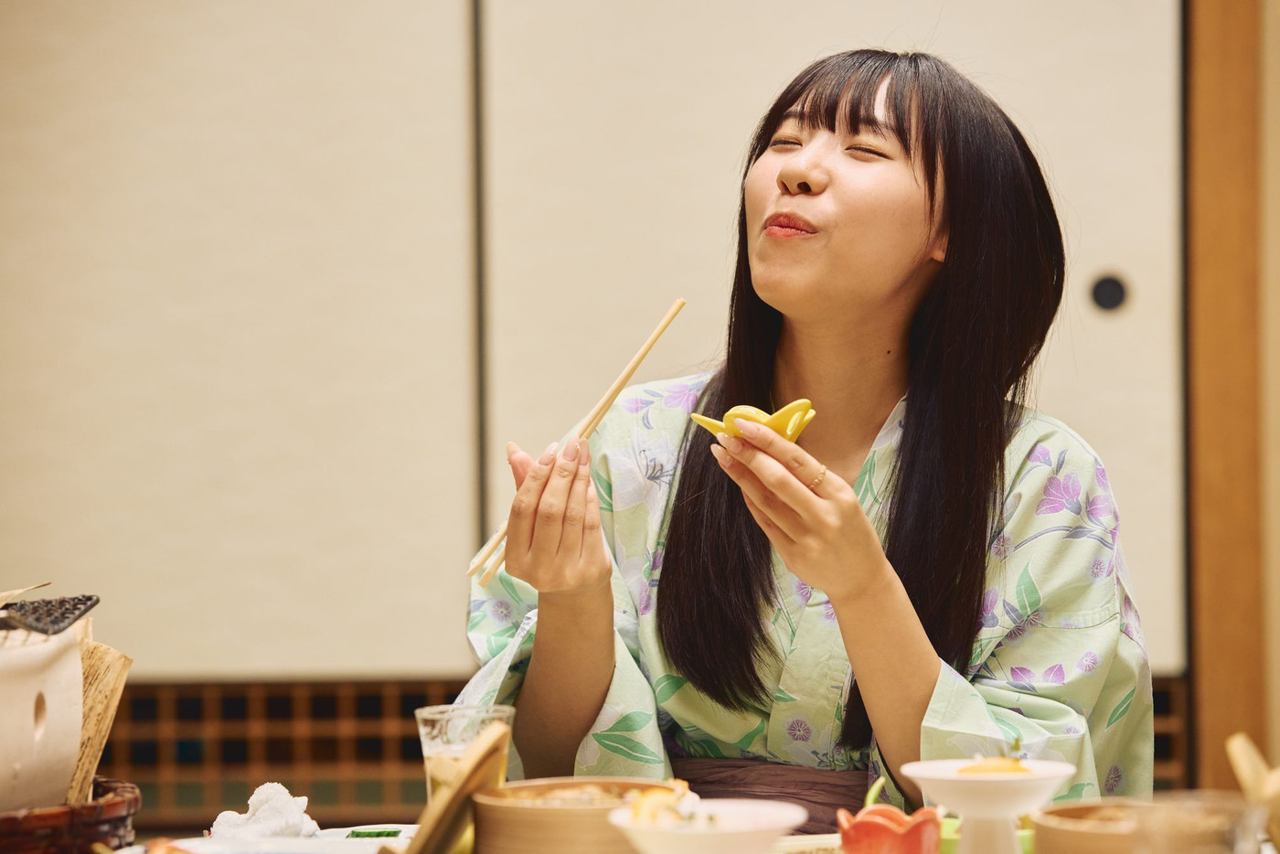 旅館で食事を楽しむ女性たち　撮影協力・白玉の湯 泉慶