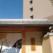 塀に囲まれて、和風の豪邸にみえます。建物は近代的。