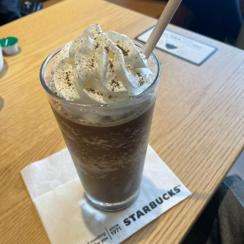 紅茶やフラペチーノ、フードもあり。富山駅から徒歩すぐ / 2