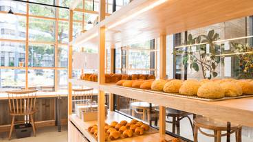 ホテル1階「パンとエスプレッソと 南森町交差点」② / 2