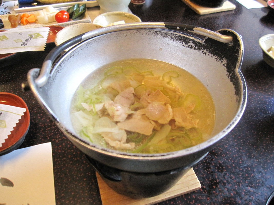 味噌投入前の猪肉の味噌汁の様子