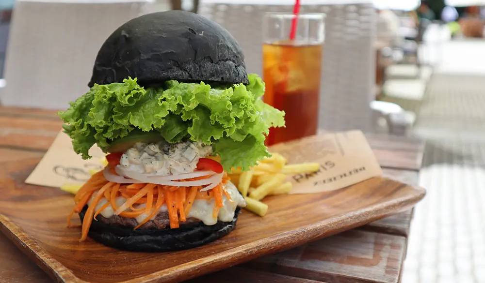 鹿と猪の特製パティを使ったオリジナルの「特製ベジビエバーガー」。ジューシーで食べ応え抜群!通りを眺めながら食べられるテラス席もあります。