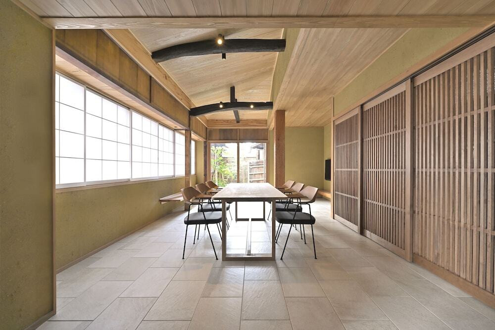 客室内のダイニングエリア