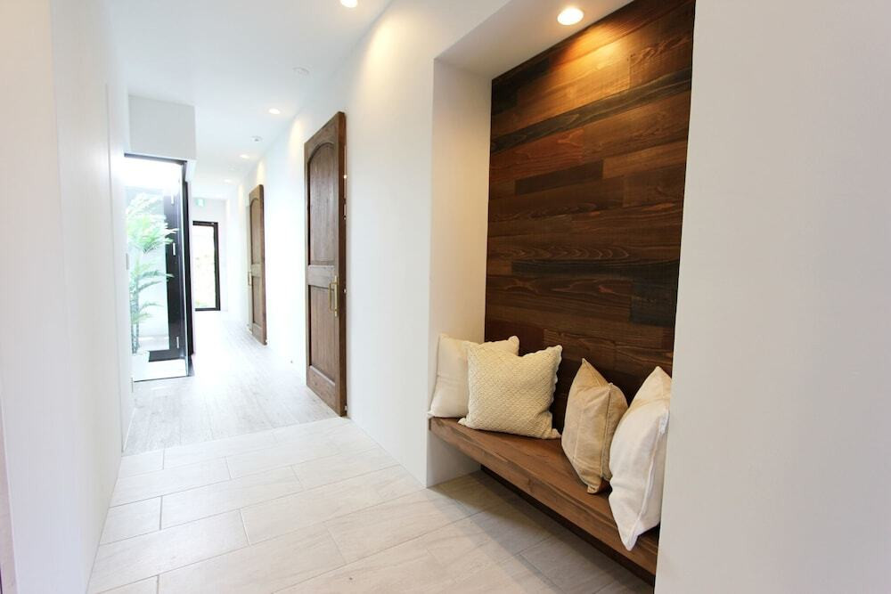 玄関は広めのタイル張り