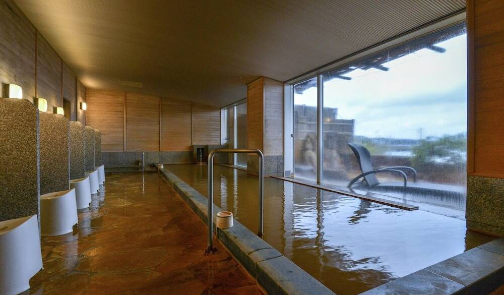 手足を伸ばせる大浴場で
海を眺めながらの入浴 / 5