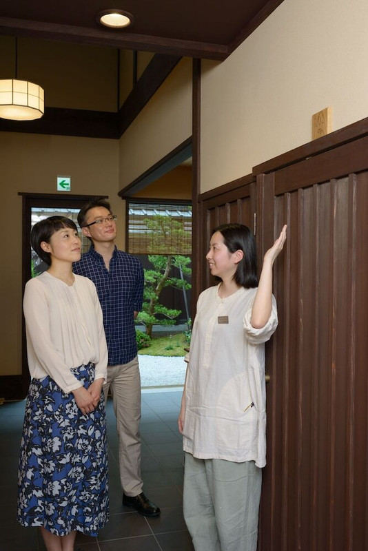 チェックイン / チェックアウト キオスク