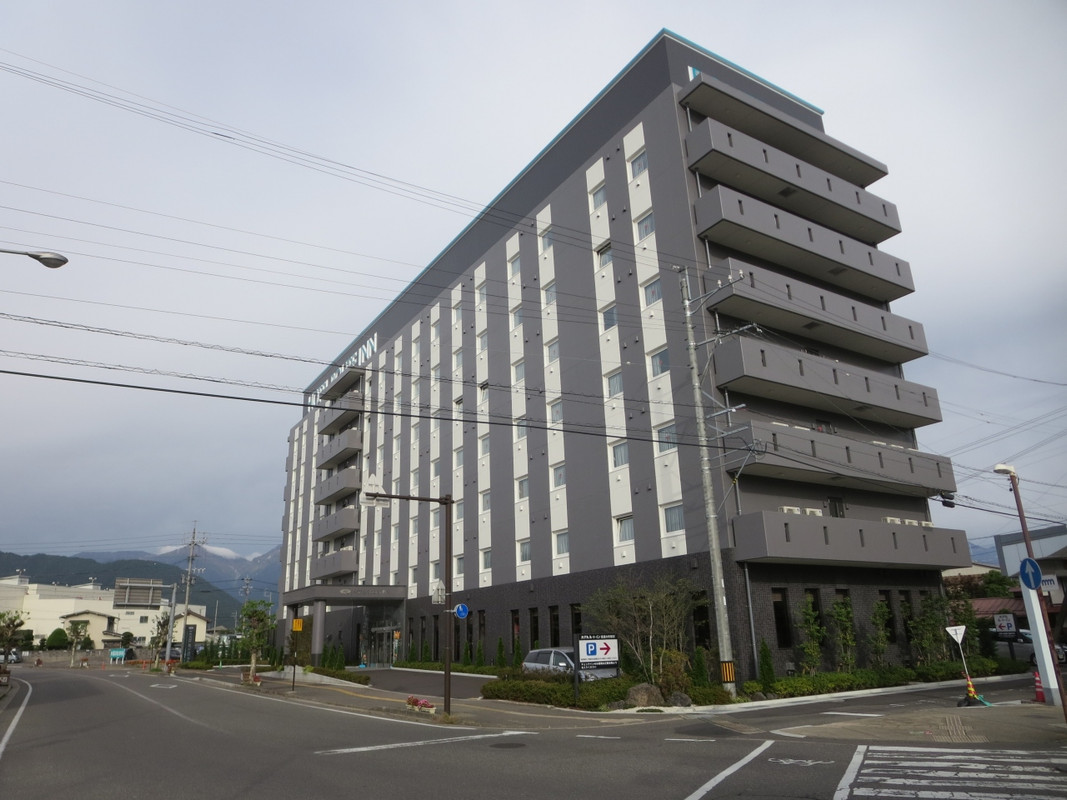 信濃大町駅前から見るルートイン信濃大町駅前