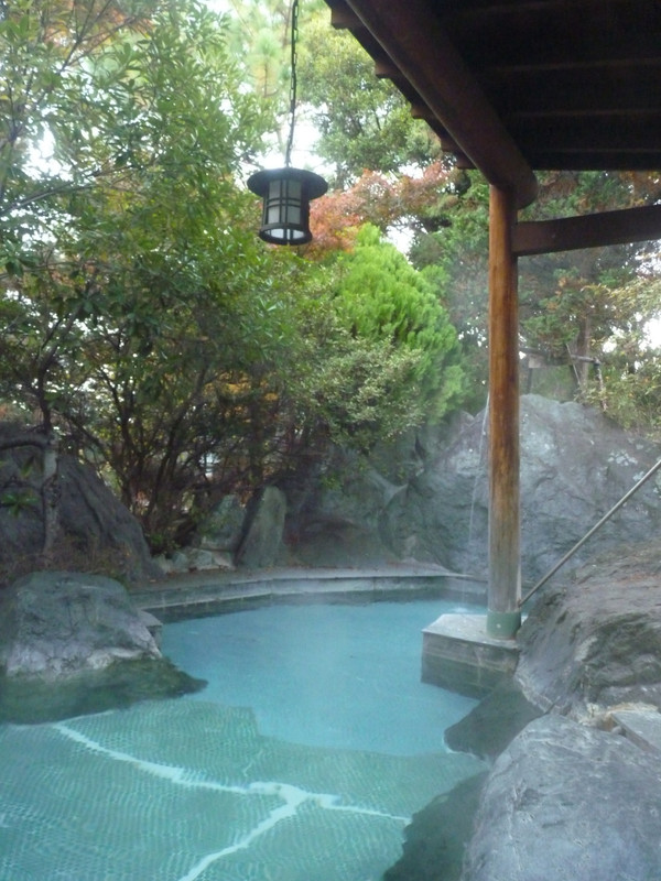 露天風呂でゆっくりとくつろぐ