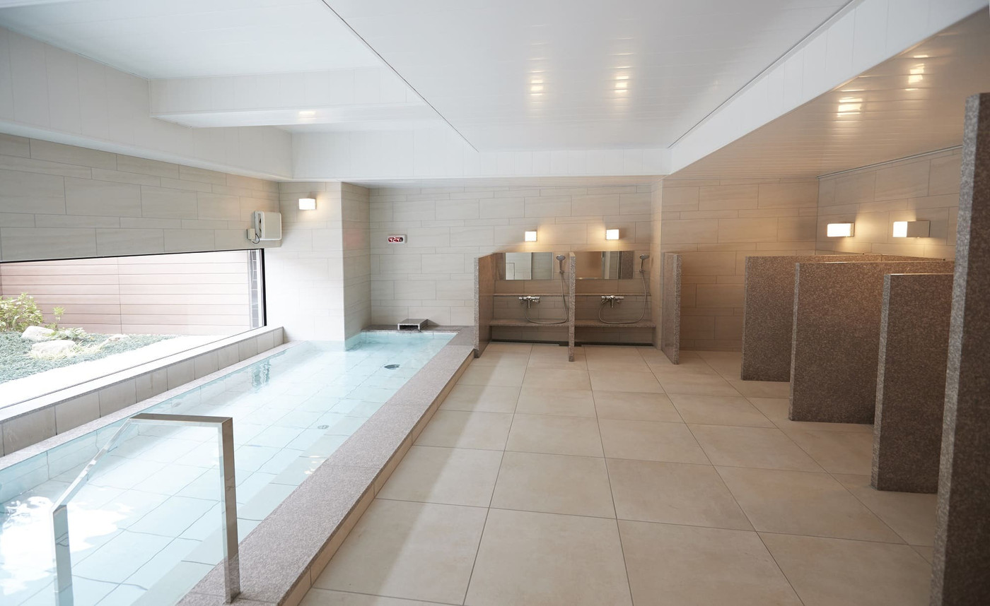 仕事の疲れを癒してくれる大きな大浴場3447635