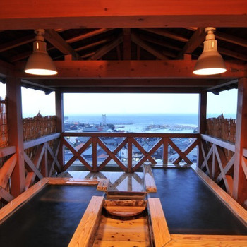 ノスタルジックな雰囲気の中で日本海を眺める3978064