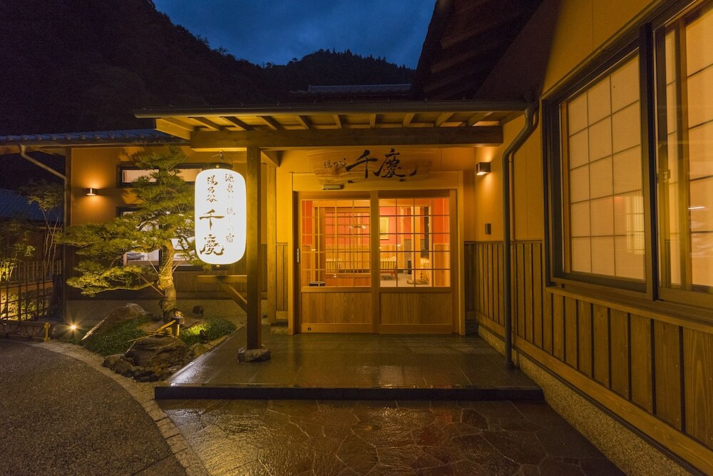 施設の正面 (日没後)