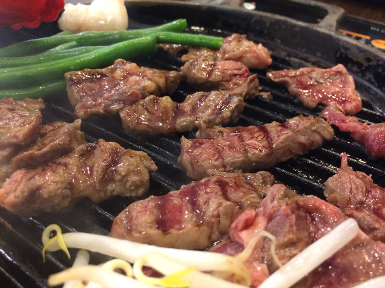 「肉屋の正直な食堂 神田神保町店」料理 48585 牛ハラミステーキ加熱中