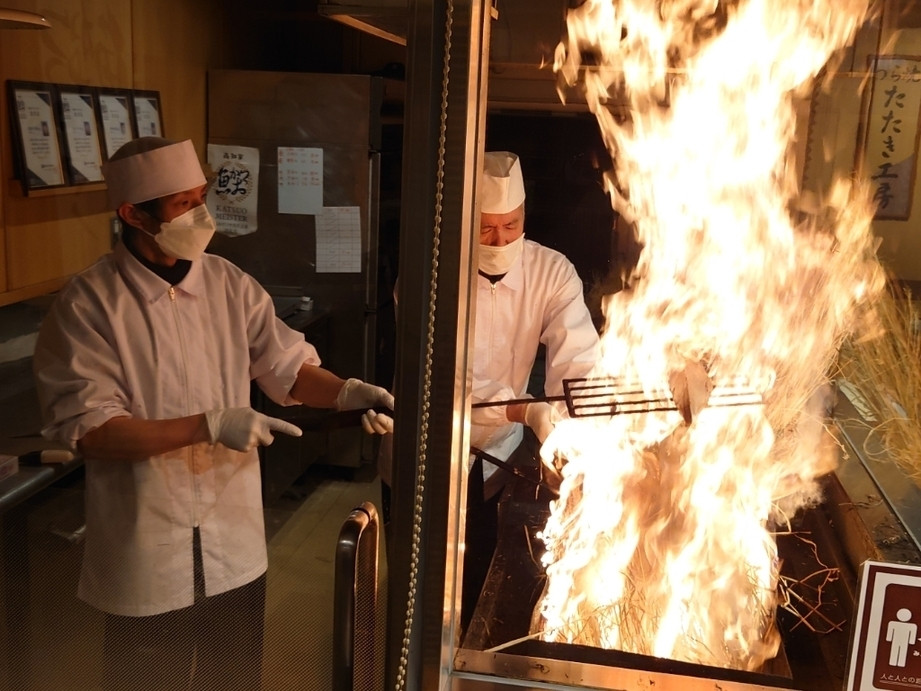 鰹の藁焼きタタキ実演