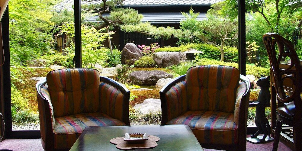 庭園露天風呂で風に吹かれるひと時3720164