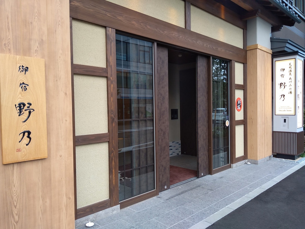 玄関を入れば靴を脱いで、リラックスした空間へ