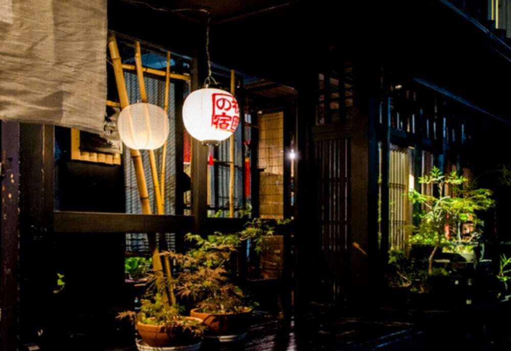 施設の正面 (日没後)