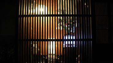 施設の正面 (日没後) / 6