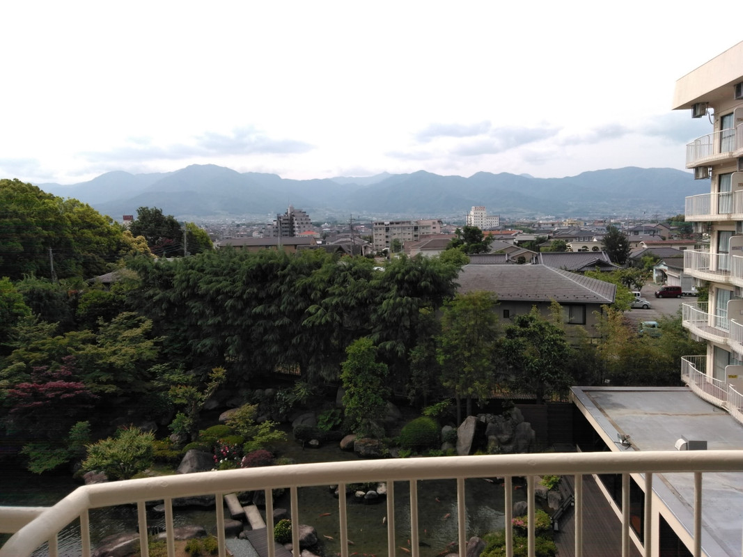 東館からの眺め。下に中庭、右に西館が見えます。