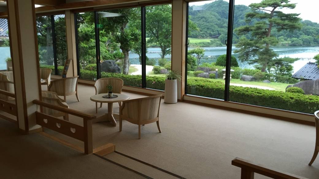 ロビーラウンジ / 3