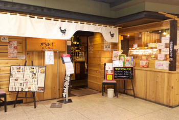 「松本からあげセンター」外観 997556 店先にはテイクアウトコーナーも。駅ビルという地の利もあり、日曜は夕方から満席に