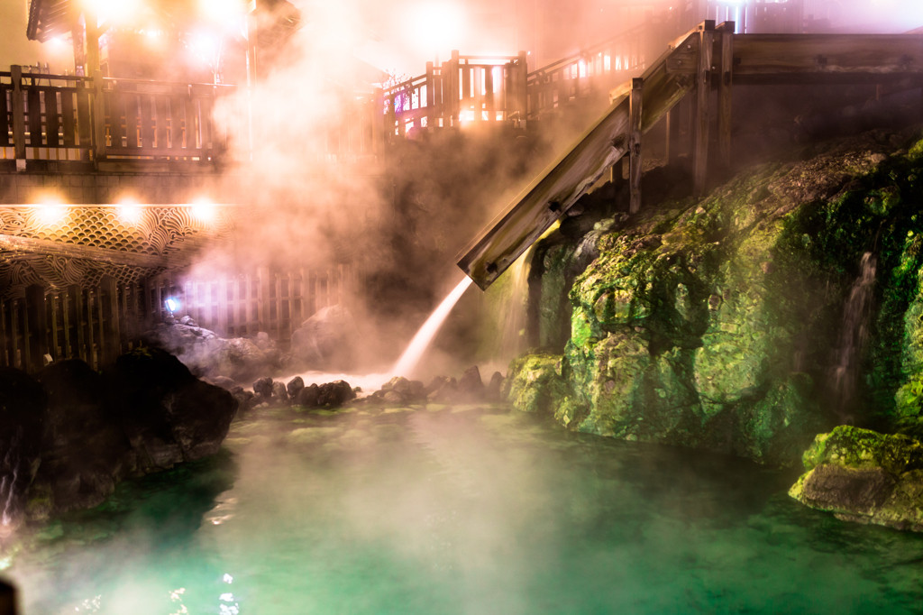 夜の幻想的な「湯畑」も楽しんで4248174