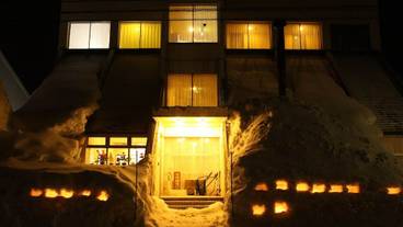 施設の正面 (日没後) / 4