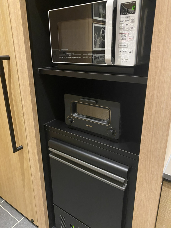 1階に電子レンジとバルミューダのトースターが有り。