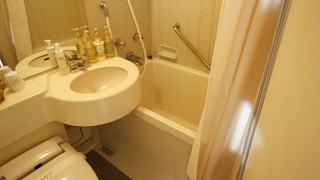 トリプルルームシングルサイズベッド 3 台喫煙可