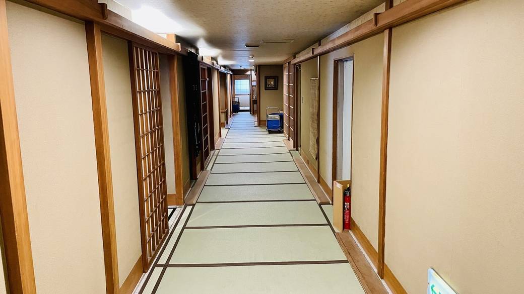 一歩足を踏み入れれば
館内すべてが畳敷き！
 / 3