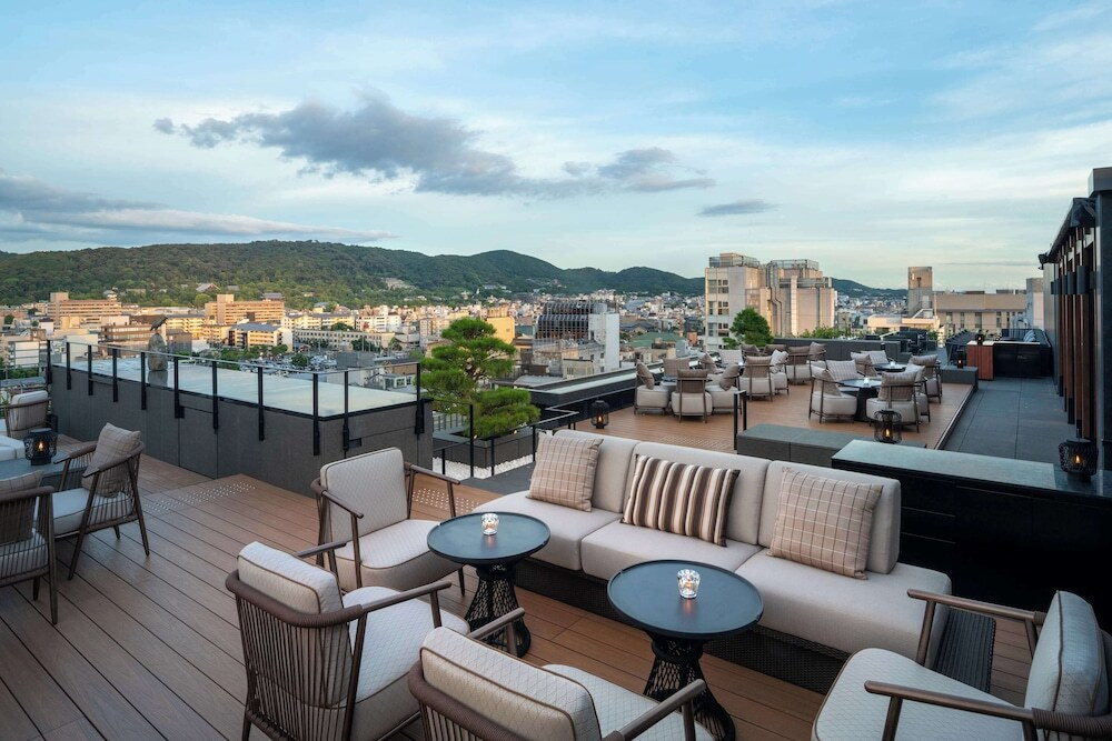 クラウドネスト・ルーフトップバー