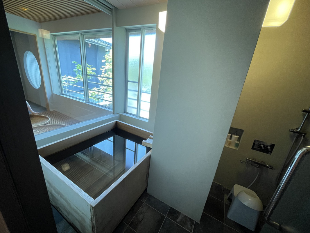 客室「葵」温泉掛け流し檜風呂