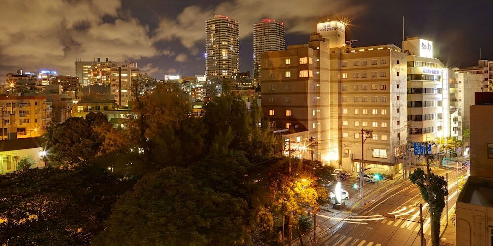 施設の正面 (日没後)