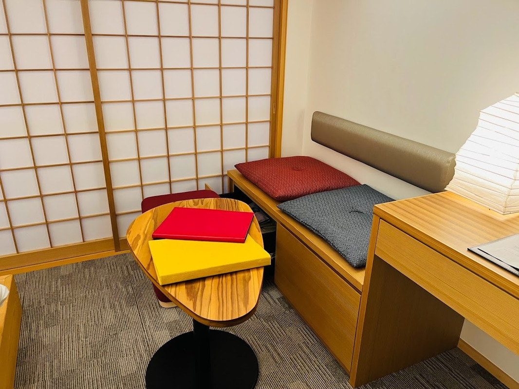 部屋の引き出しに渇くと消える書道セットがありました。それで落書きを楽しめたので、最後には欲しくなるほどｗ / 2