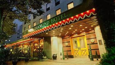 施設の正面 (日没後) / 2