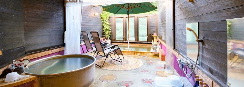 老舗旅館の敷地に現れたグランピング施設3906983