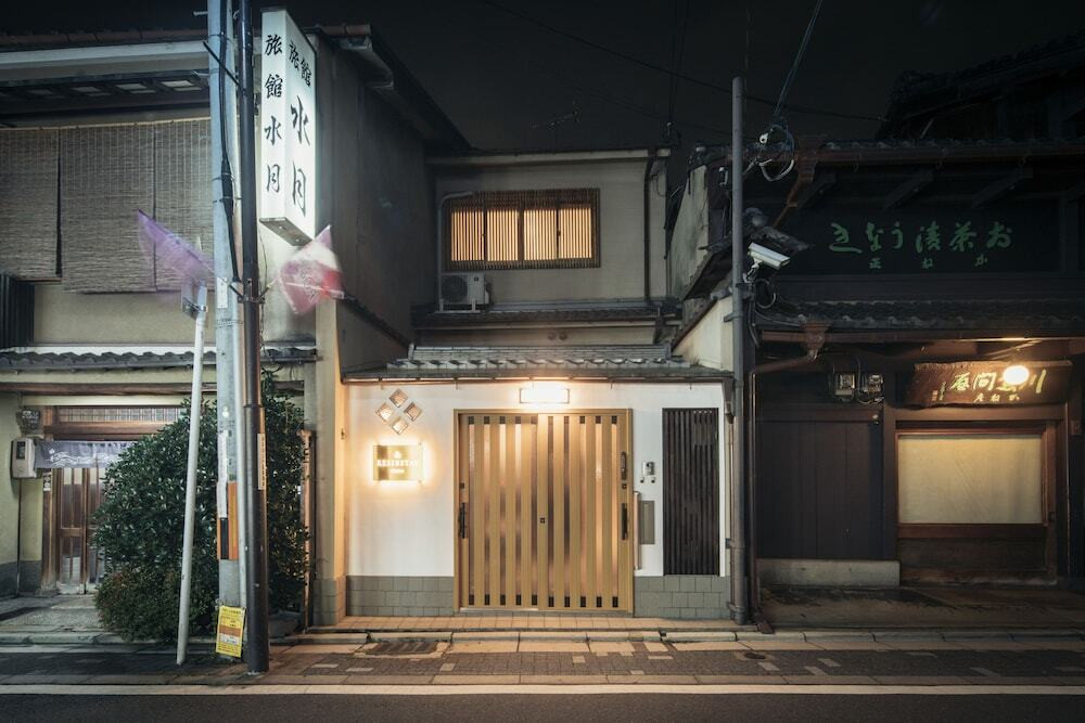 施設の正面 (日没後)