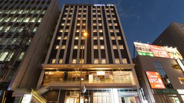 施設の正面 (日没後) / 1