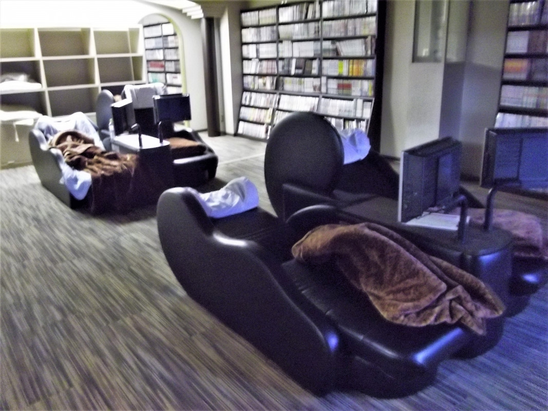 休憩室のリクライニングチェアー