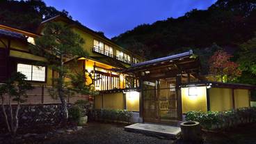 施設の正面 (日没後) / 1