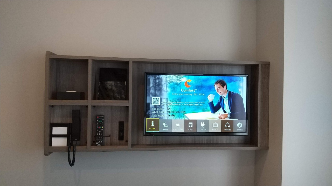 お洒落なシェルフにテレビなどがさりげなくあります。