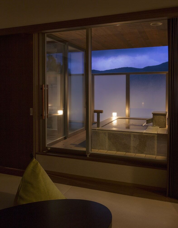 本館 温泉風呂付プレミアルーム 客室風呂の一例(1)