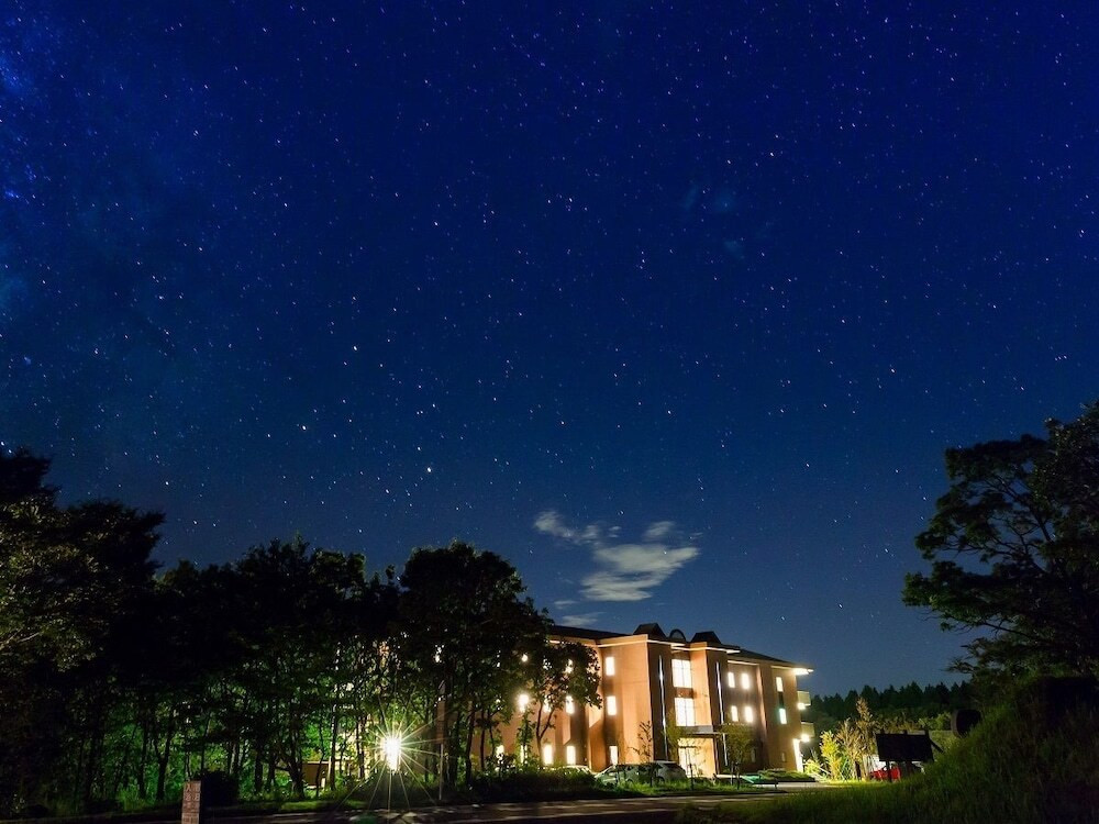 施設の正面 (日没後)