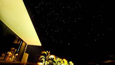 施設の正面 (日没後) / 1