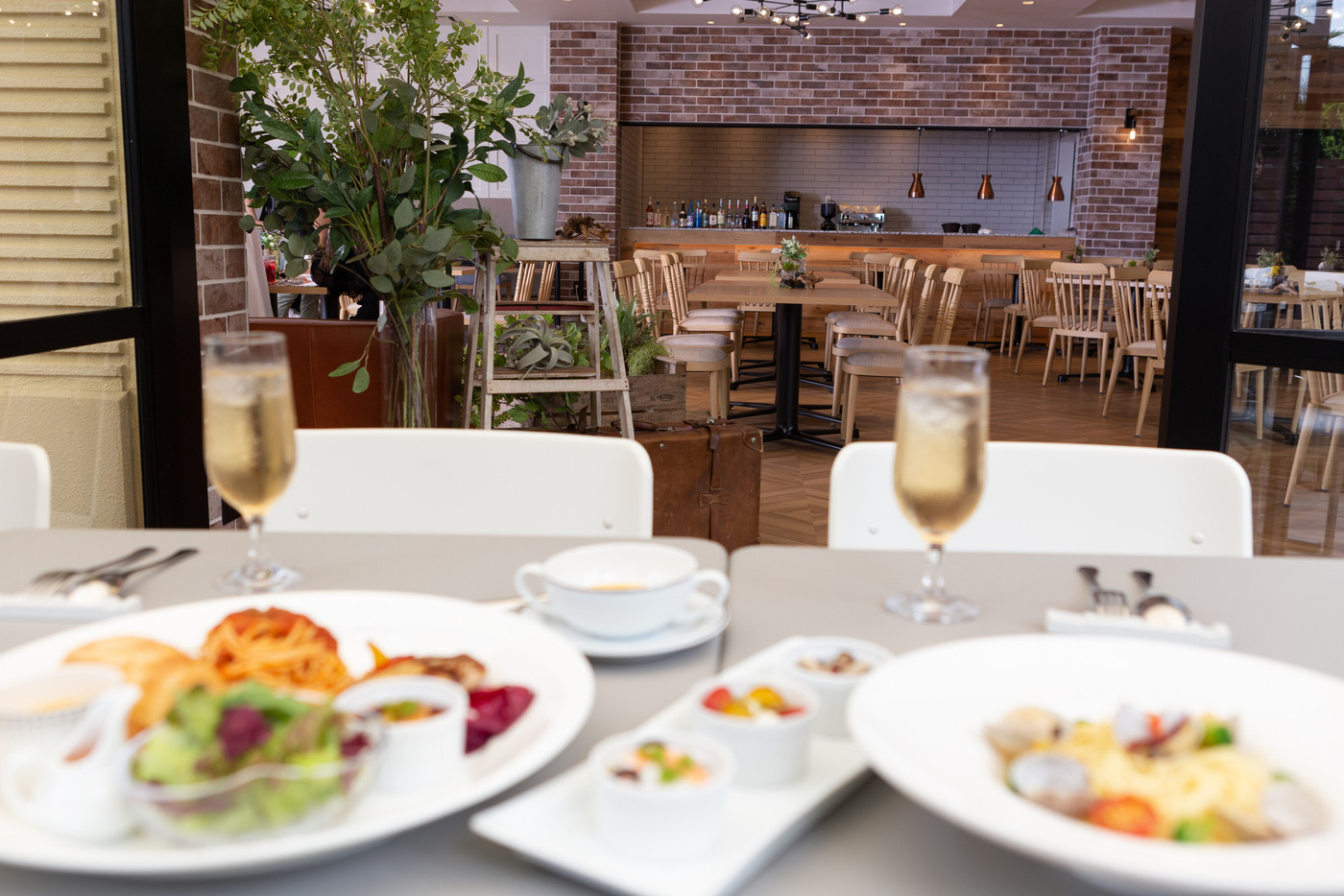 おしゃれなカフェでのフルコースのイメージ画像