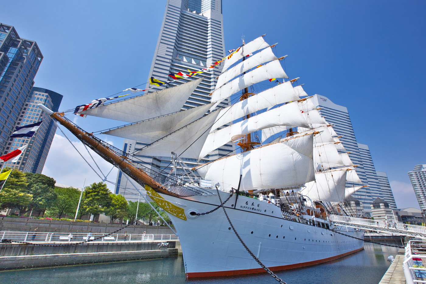 帆船日本丸  総帆展帆・満船飾